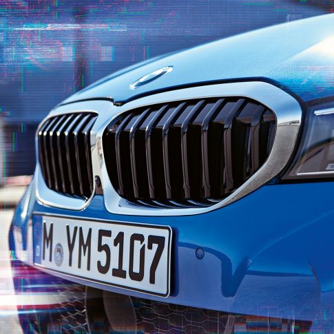 BMW 3. sērijas Sedan, dubultais elipsveida režģis BMW 3. sērijas Sedan dubultā elipsveida režģa tuvplāns no sāna.