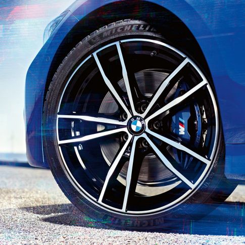 BMW 3. sērijas Sedan, vieglmetāla diski 791 M BMW 3. sērijas Sedan 19 collu 791 M Jet Black krāsas vieglmetāla disku tuvplāns.