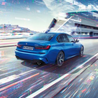 BMW 3. sērijas Sedan, skats no aizmugures BMW 3. sērijas Sedan trīs ceturtdaļu skats no aizmugures dienas braucienā pa pilsētu.