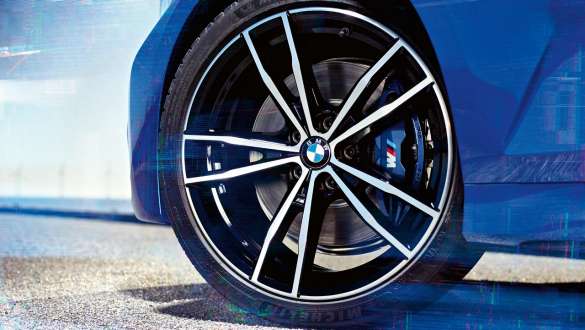 BMW 3. sērijas Sedan (G20), M sporta bremzes. Detalizēts skats uz BMW 3. sērijas Sedan (G20) ar M sporta bremzēm.