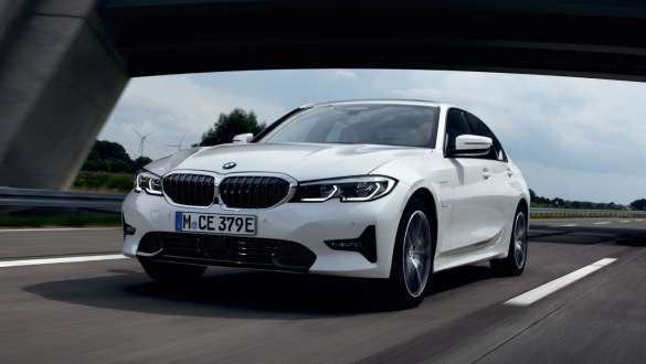 Hibrīdauto, BMW 3. sērijas Sedan, 2021, G20, trīs ceturtdaļu priekšpuses skats, brauciena laikā Hibrīdauto, BMW 3. sērijas Sedan, 2021, G20, trīs ceturtdaļu priekšpuses skats, braucienā pa pilsētas ielām