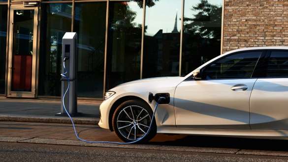 Hibrīdauto, BMW 3. sērijas Sedan, 2021, G20, sānskats Hibrīdauto, BMW 3. sērijas Sedan, 2021, G20, sānskats uzlādes stacijā