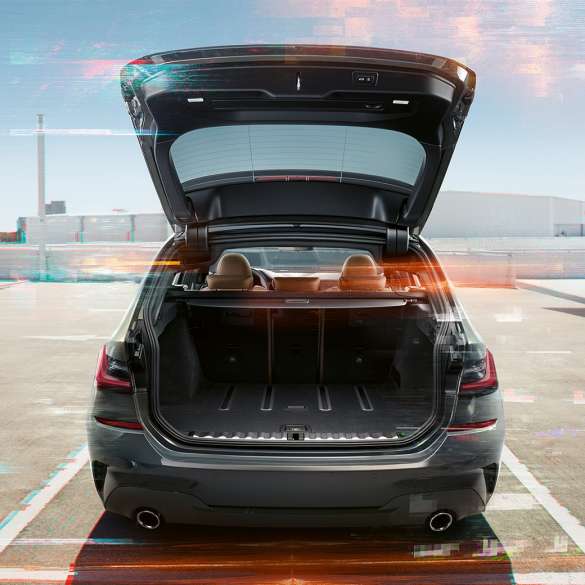 BMW 3. sērijas Touring, aizmugures skats ar atvērtu bagāžas nodalījumu BMW 3. sērijas Touring, trīs ceturtdaļu aizmugures skats stāvvietā ar atvērtu bagāžas nodalījumu pilsētvidē
