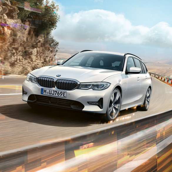 BMW 3. sērijas Touring, BMW 330e hibrīdauto BMW 3. sērijas Touring, BMW 330e hibrīdauto uz tilta