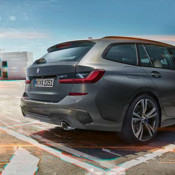 BMW 3. sērijas Touring, trīs ceturtdaļu aizmugures skats stāvvietā BMW 3. sērijas Touring, trīs ceturtdaļu aizmugures skats stāvvietā pilsētvidē