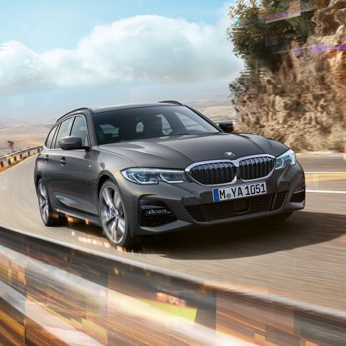 BMW 3. sērijas Touring, trīs ceturtdaļu skats no priekšpuses uz dizainu BMW 3. sērijas Touring, trīs ceturtdaļu skats no priekšpuses uz braucošu automobili uz tilta uz lauku apvidus fona