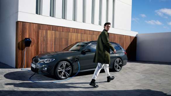 Hibrīdauto, BMW 3. sērijas Touring, 2021, G21, trīs ceturtdaļu sānskats uz BMW Wallbox Hibrīdauto, BMW 3. sērijas Touring, 2021, G21, trīs ceturtdaļu sānskats uz BMW Wallbox