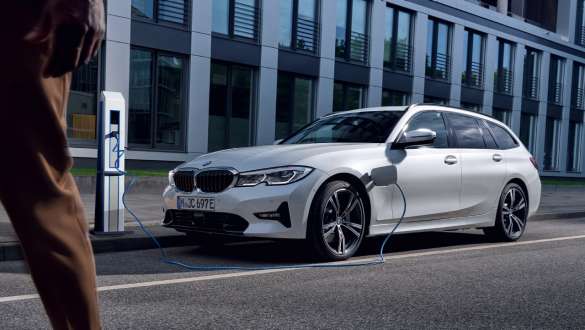 Hibrīdauto, BMW 3. sērijas Touring, 2021, G21, trīs ceturtdaļu priekšpuses skats, uzlādes laikā Hibrīdauto, BMW 3. sērijas Touring, 2021, G21, trīs ceturtdaļu priekšpuses skats, uzlādes laikā