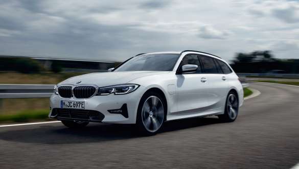 Hibrīdauto, BMW 3. sērijas Touring, 2021, G21, trīs ceturtdaļu priekšpuses skats, brauciena laikā Hibrīdauto, BMW 3. sērijas Touring, 2021, G21, trīs ceturtdaļu priekšpuses skats, braucienā pa pilsētas ielām