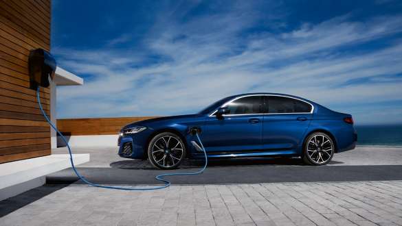 BMW 5. sērijas Sedan, hibrīdauto, 2021, G30, sānskats BMW 5. sērijas Sedan, hibrīdauto, 2021, G30, sānskats, ar BMW Wallbox