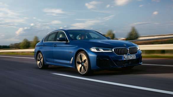 BMW 5. sērijas Sedan hibrīdauto, 2021, G30, trīs ceturtdaļu priekšpuses skats, braucienā BMW 5. sērijas Sedan hibrīdauto, 2021, G30, trīs ceturtdaļu priekšpuses skats, braucienā pa pilsētas ielām
