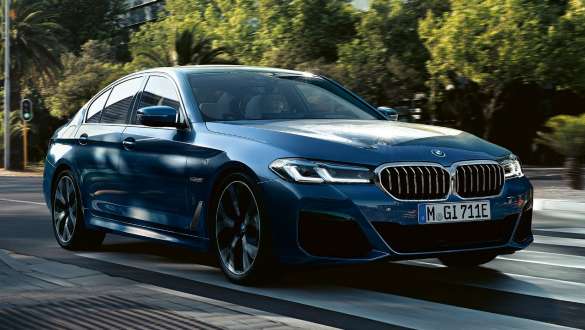 BMW 5. sērijas Sedan, trīs ceturtdaļu priekšpuses skats BMW 5. sērijas Sedan, G30, atjaunināts, 2020, metāliska Phytonic Blue krāsa, trīs ceturtdaļu priekšpuses skats, automobilis braucienā pa ielu