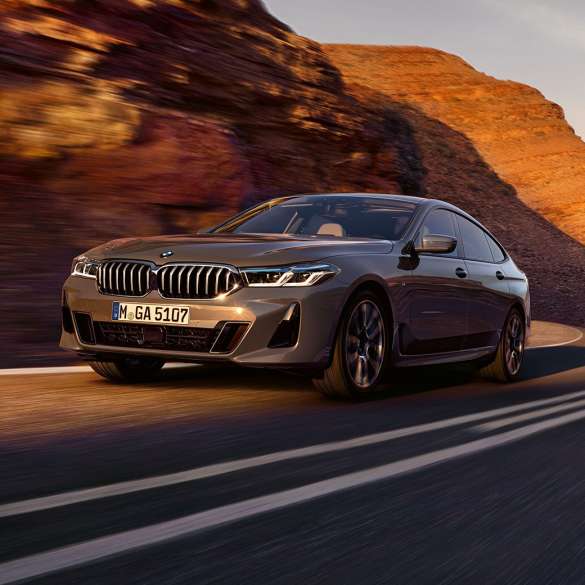 BMW 6. sērijas Gran Turismo G32, 2020 BMW 6. sērijas Gran Turismo 640i xDrive G32, 2020, Bernina Grey krāsā, trīs ceturtdaļu priekšpuses skats, uz ainavas fona