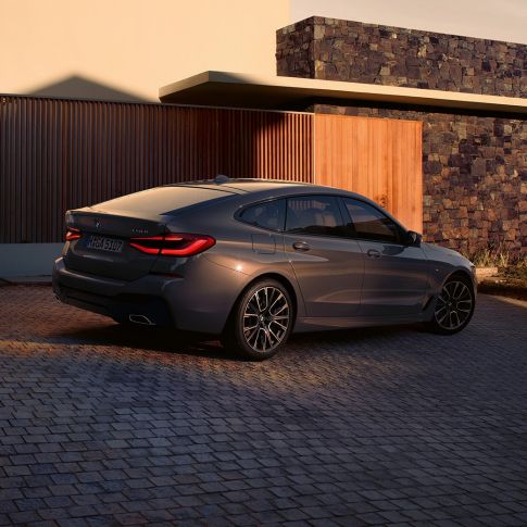 Aizmugurējās daļas dizains, BMW 6. sērijas Gran Turismo, G32, 2020 Aizmugurējās daļas dizains, BMW 6. sērijas Gran Turismo 640i xDrive G32, 2020, Bernina Grey krāsa, aizmugures skats