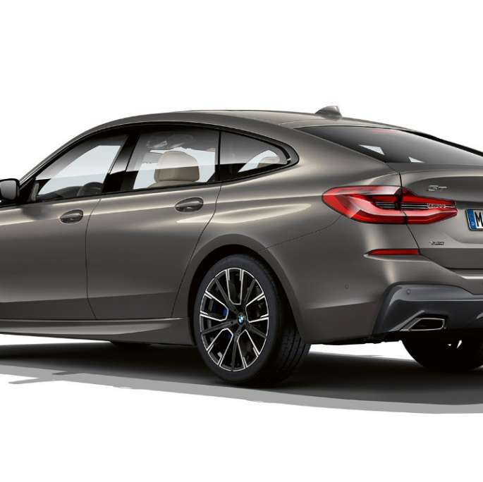 Aizmugure, BMW 6. sērijas Gran Turismo, M sporta pakotne, G32, 2020 BMW 6. sērijas Gran Turismo, G32, 640i xDrive, 2020, M sporta pakotne, Bernina Grey krāsa, Amber efekts trīs ceturtdaļu aizmugures skats