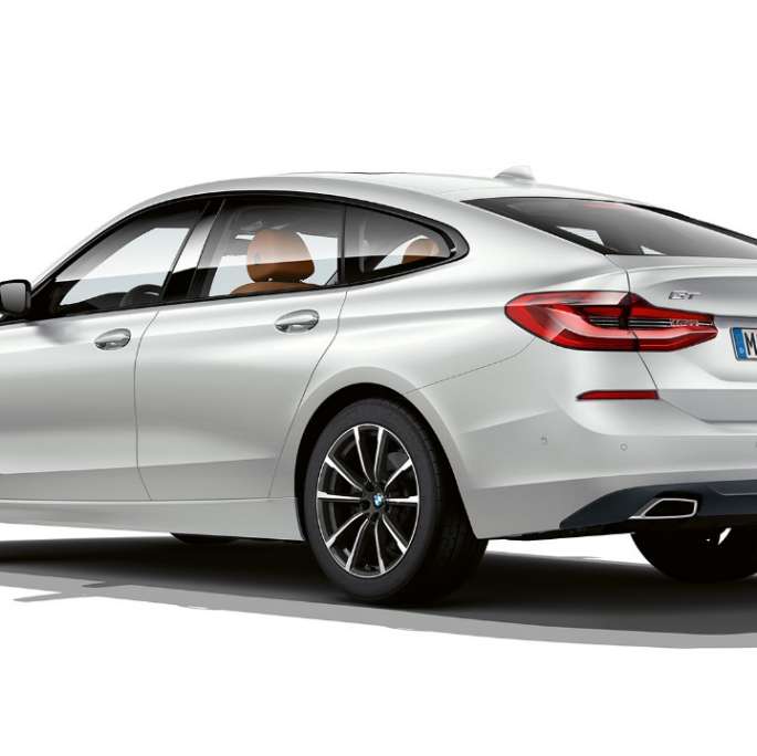 Aizmugure, BMW 6. sērijas Gran Turismo, pamata aprīkojums, G32, 2020 BMW 6. sērijas Gran Turismo, G32, 620d, 2020, pamata aprīkojums, metāliska Mineral White krāsa trīs ceturtdaļu aizmugures skats
