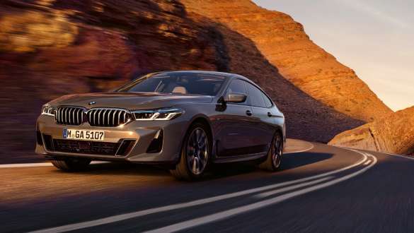 Aktīvā stūres vadība, BMW 6. sērijas Gran Turismo, G32, 2020 Aktīvā stūres vadība, BMW 6. sērijas Gran Turismo, G32, 2020, trīs ceturtdaļu aizmugures skats, braucoša automobiļa skats