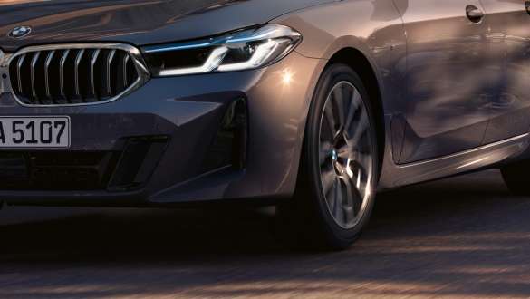 Adaptīvā divasu pneimatiskā balstiekārta, BMW 6. sērijas Gran Turismo, G32, 2020 Adaptīvā divasu pneimatiskā balstiekārta, BMW 6. sērijas Gran Turismo, G32, 2020, tuvplāns, trīs ceturtdaļu priekšpuses skats