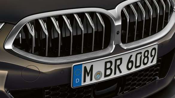 BMW M850i xDrive metāliskā Dravit Grey krāsā, priekšpuse, aktīvās gaisa plūsmas elipsveida režģis. BMW M850i xDrive metāliskā Dravit Grey krāsā, priekšpuse, aktīvās gaisa plūsmas elipsveida režģis.