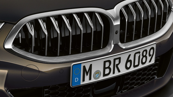 BMW M850i xDrive metāliskā Dravit Grey krāsā, priekšpuse, aktīvās gaisa plūsmas elipsveida režģis. BMW M850i xDrive metāliskā Dravit Grey krāsā, priekšpuse, aktīvās gaisa plūsmas elipsveida režģis.
