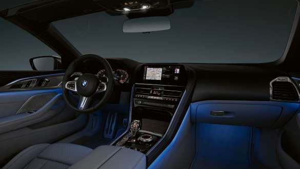 BMW M850i xDrive metāliskā Dravit Grey krāsā, salona apgaismojums. BMW M850i xDrive metāliskā Dravit Grey krāsā, salona apgaismojums.