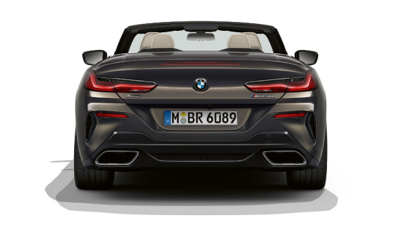 BMW M850i xDrive metāliskā Dravit Grey krāsā, skats no aizmugures, sporta izplūdes sistēma. BMW M850i xDrive metāliskā Dravit Grey krāsā, skats no aizmugures, sporta izplūdes sistēma.