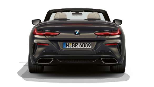 BMW M850i xDrive metāliskā Dravit Grey krāsā, skats no aizmugures, sporta izplūdes sistēma. BMW M850i xDrive metāliskā Dravit Grey krāsā, skats no aizmugures, sporta izplūdes sistēma.