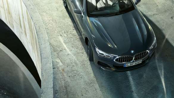 BMW M850i xDrive metāliskā Dravit Grey krāsā, braucot, priekšpuse, skats no putna lidojuma, aktīvā stūres vadība. BMW M850i xDrive metāliskā Dravit Grey krāsā, braucot, priekšpuse, skats no putna lidojuma, aktīvā stūres vadība.