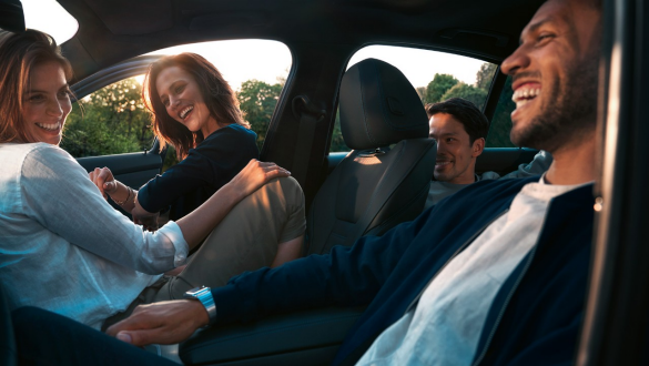 BMW M850i xDrive, vadītājs atver automobili ar viedtālruni, izmantojot digitālo atslēgu. BMW M850i xDrive, vadītājs atver automobili ar viedtālruni, izmantojot digitālo atslēgu.