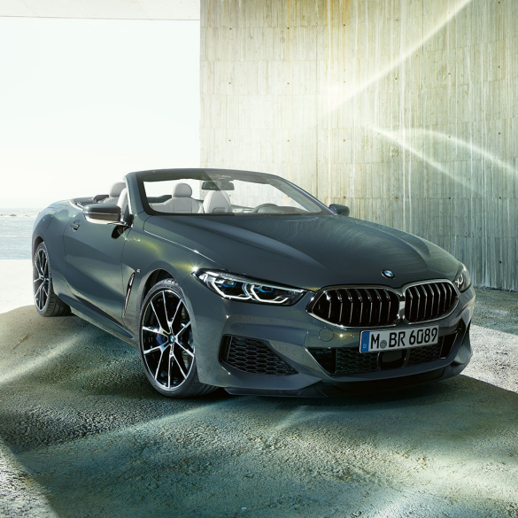 BMW M850i xDrive metāliskā Dravit Grey krāsā, no priekšdaļas kreisās puses trīs ceturtdaļu skatā. BMW M850i xDrive metāliskā Dravit Grey krāsā, no priekšdaļas kreisās puses trīs ceturtdaļu skatā.