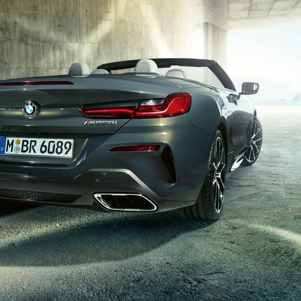 BMW M850i xDrive metāliskā Dravit Grey krāsā, no aizmugures labās puses trīs ceturtdaļu skatā. BMW M850i xDrive metāliskā Dravit Grey krāsā, no aizmugures labās puses trīs ceturtdaļu skatā.