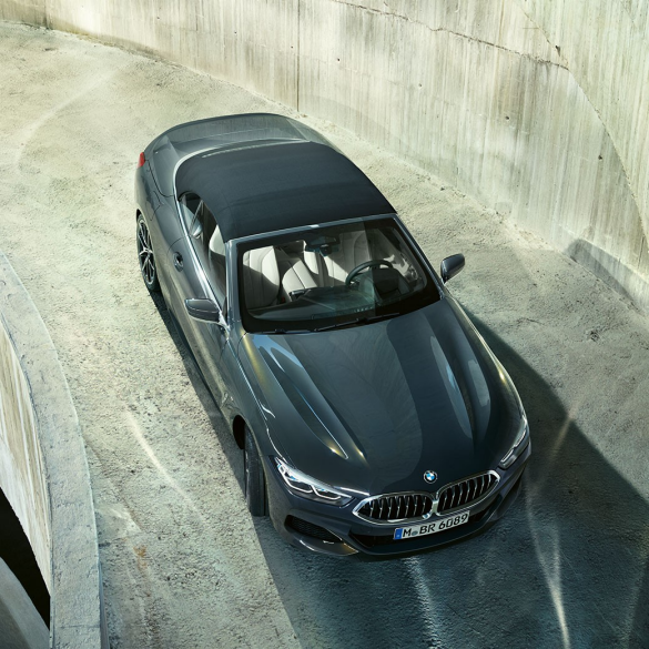BMW M850i xDrive metāliskā Dravit Grey krāsā ar melnu mīkstā seguma jumtu, skats no putna lidojuma. BMW M850i xDrive metāliskā Dravit Grey krāsā ar melnu mīkstā seguma jumtu, skats no putna lidojuma.