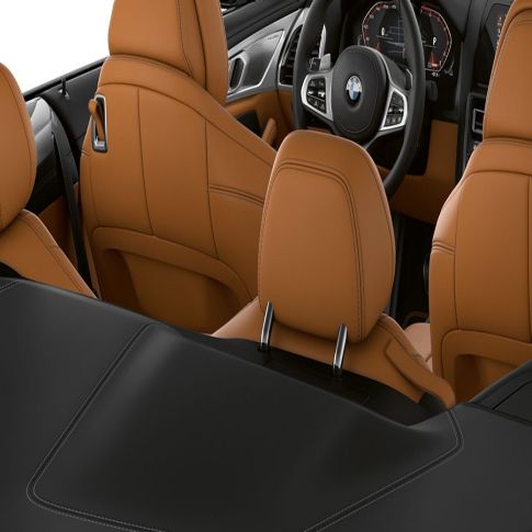 BMW M850i xDrive, salons ar atvērtu mīkstā seguma jumtu. BMW M850i xDrive, salons ar atvērtu mīkstā seguma jumtu.