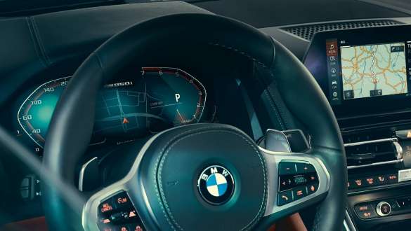 Instrumentu displejs BMW 8. sērijas Coupé, kokpits, stūre ar instrumentu displeju.