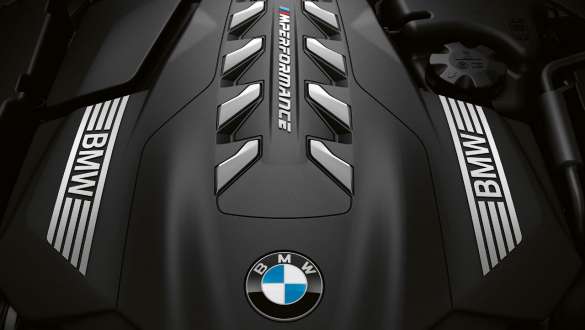 BMW TwinPower Turbo astoņcilindru benzīna dzinējs. BMW 8. sērijas Coupé, skats no augšas, BMW TwinPower Turbo astoņcilindru benzīna dzinējs.
