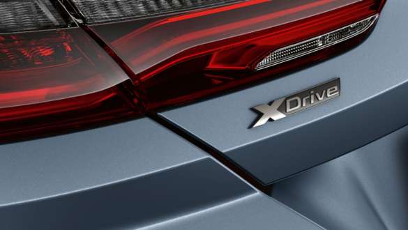 Uzraksts “BMW xDrive”. BMW 8. sērijas Coupé, aizmugures skats, uzraksts “BMW xDrive”