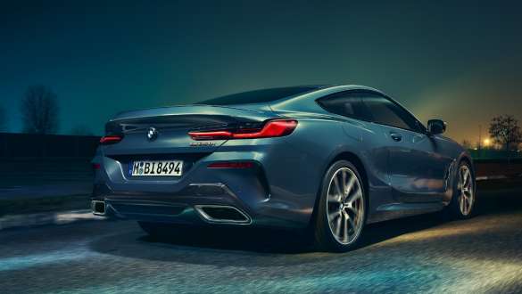 Izpūtēja caurules un aizmugurējie riteņi. BMW 8. sērijas Coupé, zems aizmugures skats, izpūtēja caurules un aizmugurējie riteņi.