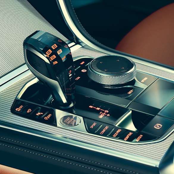 BMW 8. sērijas Coupé, salons. BMW 8. sērijas Coupé, salons, pārnesumu pārslēga tuvplāns.