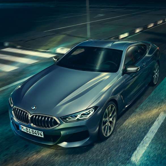 BMW 8. sērijas Coupé, trīs ceturtdaļu priekšējais skats. BMW 8. sērijas Coupé, trīs ceturtdaļu priekšpuses skats, stāvošs automobilis ar skatu uz dzinēja pārsegu.