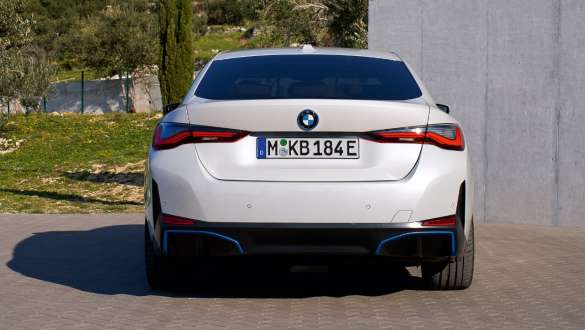 Aizmugures skats, BMW i4 eDrive40, G26, 2021, novietots stāvēšanai BMW i4 eDrive40, G26, 2021, Mineral White krāsa, aizmugures skats, novietots stāvēšanai