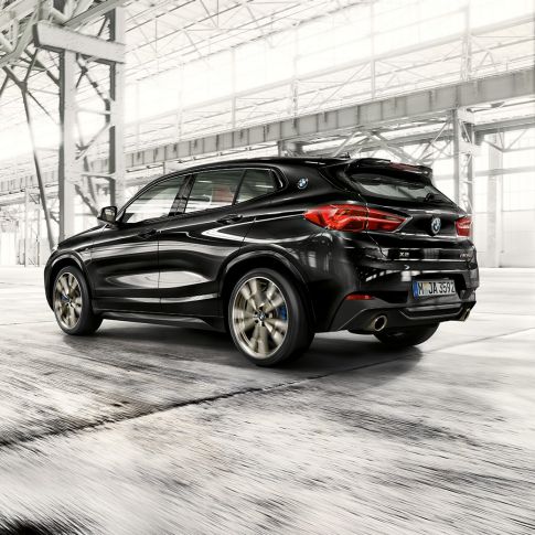 M aizmugurējais spoileris, BMW X2 M35i M aizmugurējais spoileris, BMW X2 M35i, metāliska Sapphire Black krāsa, F39, trīs ceturtdaļu priekšpuses skats