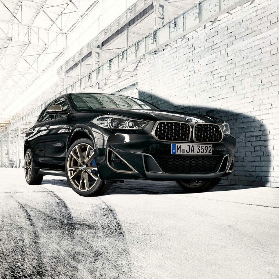 Dubultais elipsveida režģis, BMW X2 M35i Dubultais elipsveida režģis, BMW X2 M35i, metāliska Sapphire Black krāsa, F39, trīs ceturtdaļu priekšpuses skats