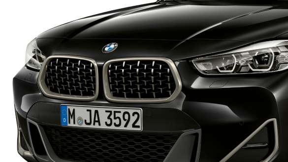 Dubultais elipsveida režģis, BMW X2 M35i Dubultais elipsveida režģis Cerium Grey krāsā, BMW X2 M35i, metāliska Sapphire Black krāsa, F39, trīs ceturtdaļu priekšpuses skats
