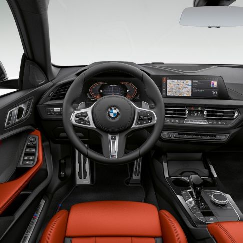 Kokpits, BMW M235i xDrive Gran Coupé Uz vadītāju orientēts kokpits, BMW M235i xDrive Gran Coupé, 2020, F44, salons