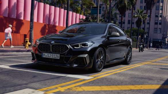 BMW M235i xDrive Gran Coupé ar snieguma kontroli BMW M235i xDrive Gran Coupé ar snieguma kontroli, metāliska Black Sapphire krāsa, F44, trīs ceturtdaļu priekšpuses skats