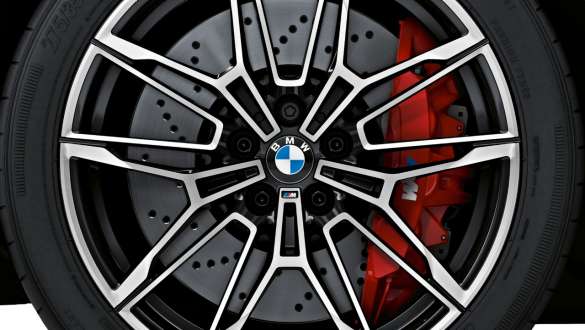M sakausējuma bremzes, mirdzoša Red krāsa, BMW M3 Sedan, G80, 2020 BMW M3 Sedan, G80, 2020, M sakausējuma bremzes, mirdzoša Red krāsa, tuvplāns, disks