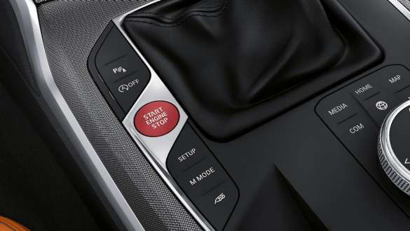 Sarkana Start/Stop poga, BMW M3 Sedan, G80, 2020, salons BMW M3 Sedan, G80, 2020, sarkanā Start/Stop poga, viduskonsole, salons