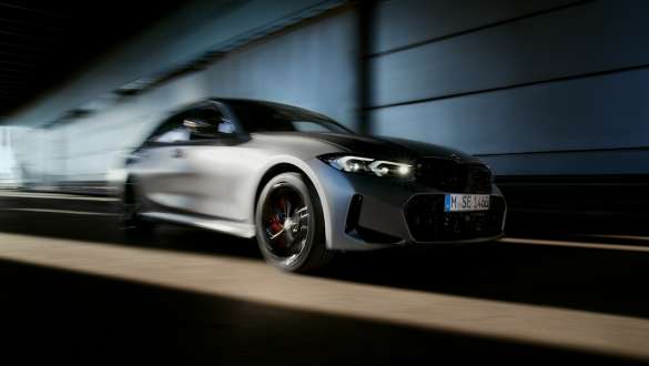 M tehnoloģiju pakotne, BMW M340i xDrive Sedan, G20 BMW M340i xDrive Sedan, G20, BMW Individual Frozen Pure Grey krāsa, trīs ceturtdaļu priekšpuses skats, braucienā