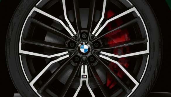 BMW M550i xDrive ar M sporta bremzēm, G30, 2020 BMW M550i xDrive Sedan ar M sporta bremzēm, G30, LCI, atjaunināts, 2020, tuvplāns, disks