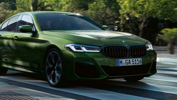 BMW M550i xDrive ar adaptīvo M balstiekārtu, G30, 2020, trīs ceturtdaļu priekšpuses skats, braucošs automobilis BMW M550i xDrive Sedan ar adaptīvo M balstiekārtu, G30, LCI, atjaunināts, 2020, BMW Individual metāliska Verde Ermes krāsa, trīs ceturtdaļu priekšpuses skats, braucošs automobilis